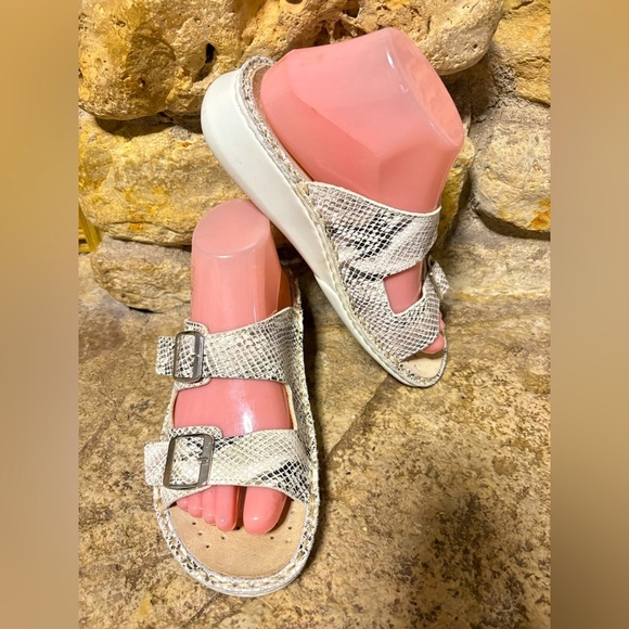 LA PLUME Jen White Snake Print Buckle Strap Slide Slip On Sandals 37 EU or 7 US - Picture 2 of 7